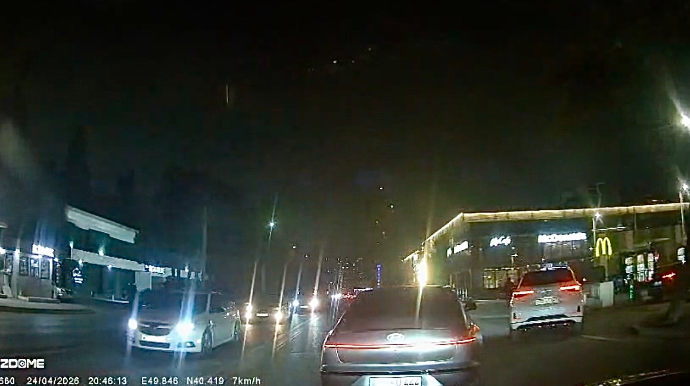 İkinci zolaqdan manevr edən sürücü yolu kəsdi - 90-KU-444    - VİDEO