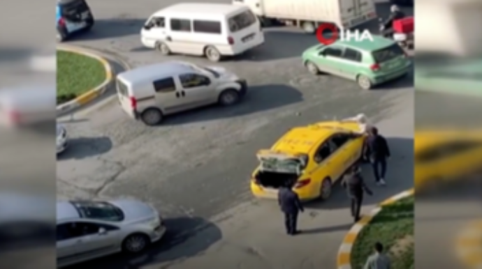 Taksi sürücüsünə əsəbləşib görün nə etdi - VİDEO