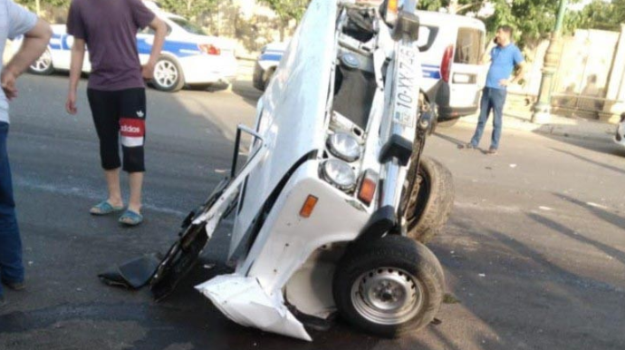 Azərbaycanda dəhşətli yol QƏZASI:  Maşın iki yerə bölündü  - VİDEO