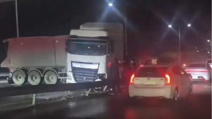 На дороге Баку - Сумгайыт грузовик врезался в ограждение - ВИДЕО  - ОБНОВЛЕННЫЙ
