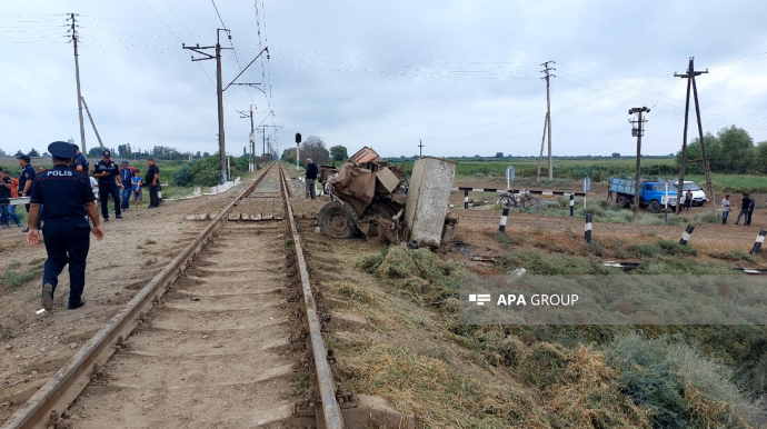 Sabirabadda qatarla traktor toqquşdu, sürücü öldü - FOTO
