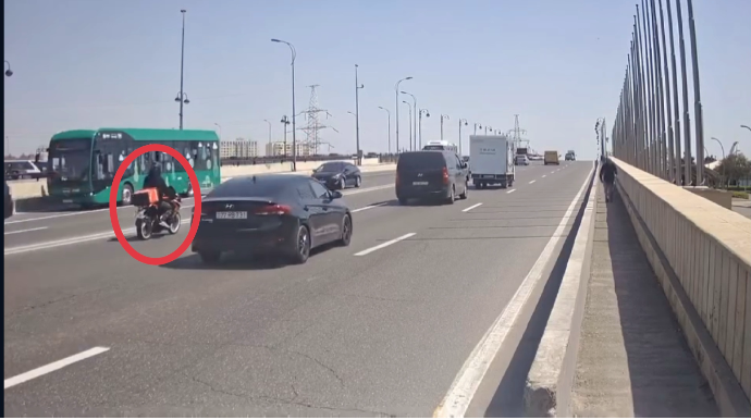 Asta gedən motosiklet sürücüsü 95-lə radara düşdü - VİDEO