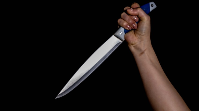 Sevgilisini bıçaqlayan 18 yaşlı qızın məhkəməsi başladı