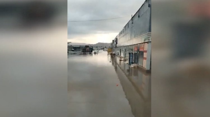 Bakının məşhur bazarını su basdı - VİDEO 