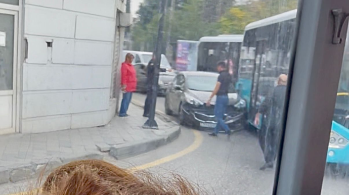 Dəhşətli qəzanın baş verdiyi ərazidə yenə toqquşma oldu; avtobusla maşın..   - VİDEO