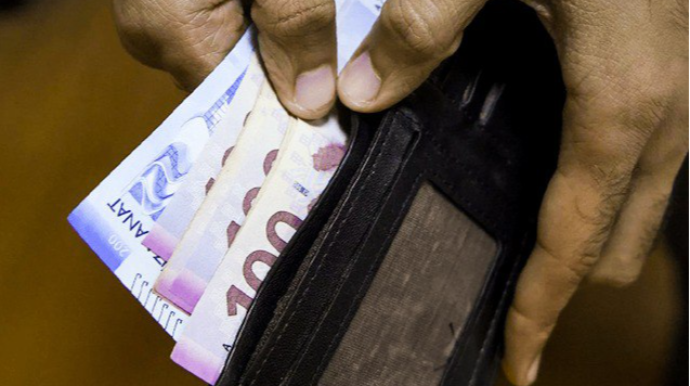 Bir toyuğa görə qadına kəllə atdı, 1100 manat cərimə ödədi 