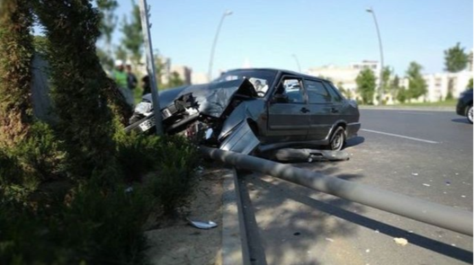 Qobustanda “Mercedes” dəmir məhəccərlərə çırpıldı: ölən var 