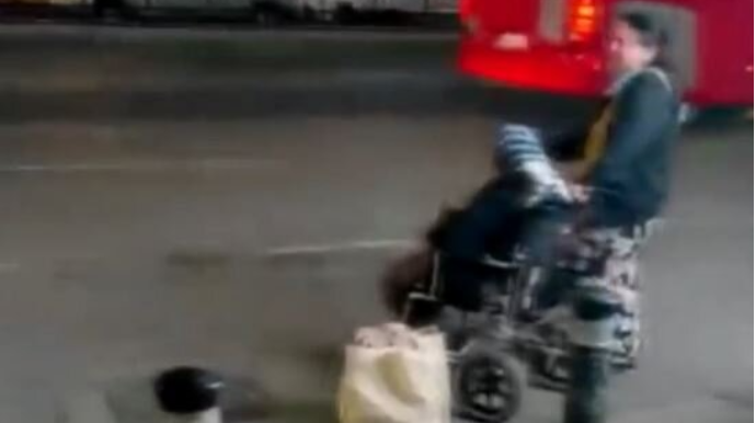 Taksi sürücüsü fiziki qüsurlu şəxsi götürməyib turistlərə üstünlük verir - VİDEO 