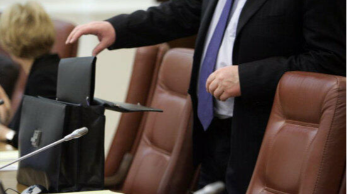 Azərbaycanda yüksək vəzifəli məmur işdən çıxarıldı 