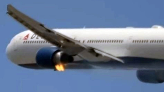 В США самолет загорелся во время взлета - ВИДЕО