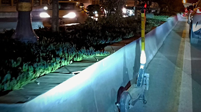 Skuteri yolun ortasında qoyub gedən şəxs sürücülərə təhlükə yaratdı - FOTO