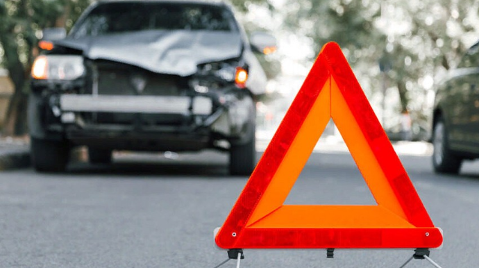 Bakıda avtomobil səkiyə çırpıldı, sürücü ÖLDÜ 