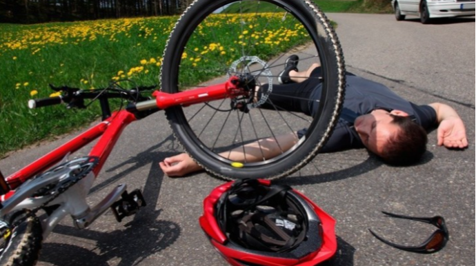 Salyanda avtomobil velosipedçini vurub öldürdü 