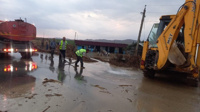 Sel Göyçay çayı üzərindəki piyada və avtomobil körpüsünə ziyan vurdu  - FOTO