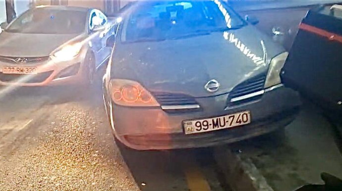 Maşını dar səkiyə dırmaşdırıb piyadaların yolunu kəsən sürücü - 99-MU-740   - VİDEO
