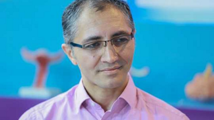 Tanınmış həkim qəzaya düşərək xəsarət alıb