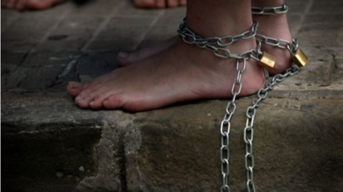 Azərbaycanda ana tanışı ilə 18 yaşlı qızını tualetdə zəncirlə bağladı - RƏSMİ 