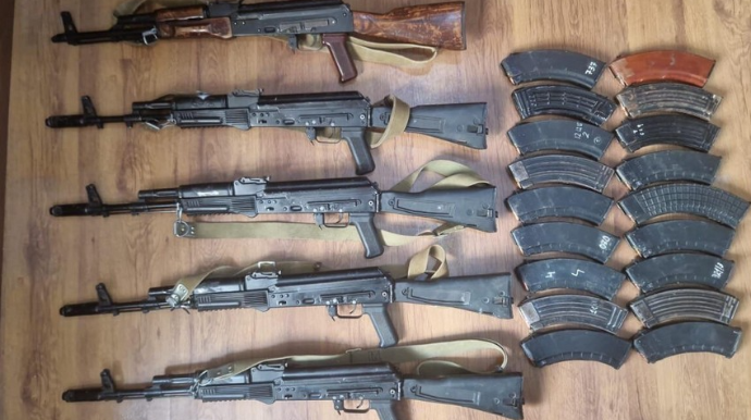 За выходные в Баку и регионах обнаружены 5 автоматов и другое оружие и боеприпасы 