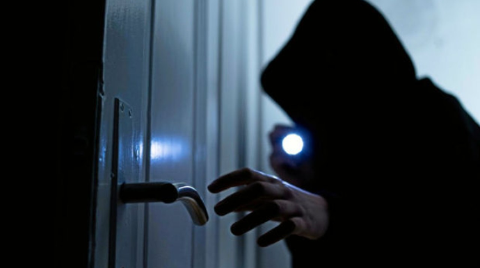 Reklam şirkətindən oğurluq edən qardaşlar tutuldu