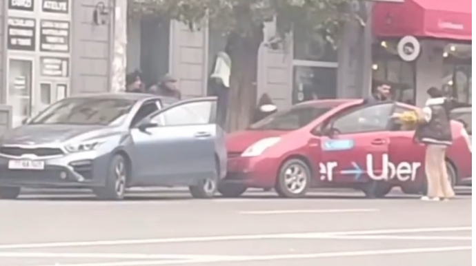 "Uber" sürücüsü xanımın maşınını vurdu, özü maşından düşmədi  - VİDEO