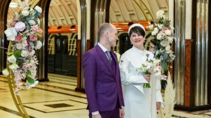 Moskva metrosunda üç cütlük evləndi 