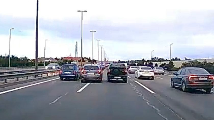 İki zolağın ortasıyla gedən sürücü maşınları sıxışdırıb təhlükə yaratdı   - VİDEO