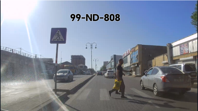 Keçidi keçən piyadalar təhlükə ilə üz-üzə qaldı - VİDEO