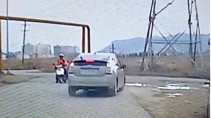 Bayılda “hoqqa” verən “Prius” sürücüsü  son anda qəzadan yayındı  - VİDEO