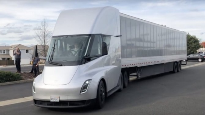 Обнародован объём выпуска электрогрузовиков Tesla Semi   - ФОТО