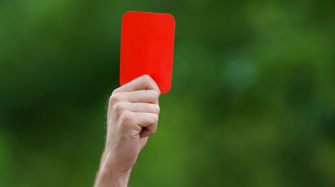 Hakimə qarşı nalayiq hərəkət edən futbolçu 6 ay müddətinə futboldan uzaqlaşdırılıb