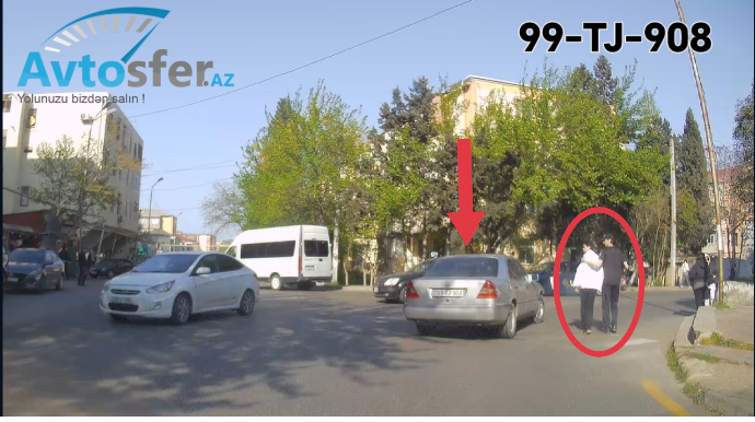 Bu sürücü qanunu "tərsinə oxuyub": Piyadanın üstünə sürür, maşına yol verir - VİDEO