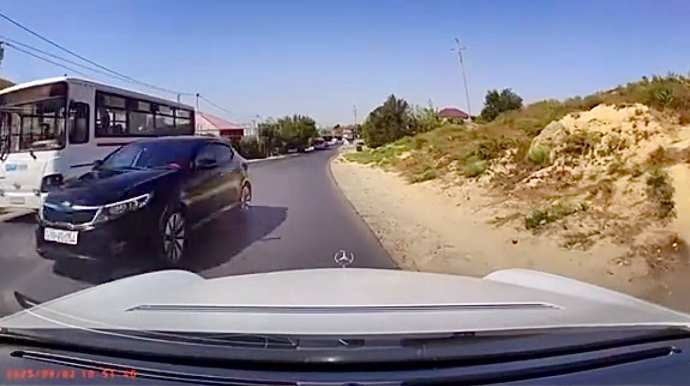 Hövsanda əks yola çıxan sürücü qarşıdan gələn maşına qorxulu anlar yaşatdı     - VİDEO