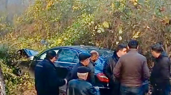 İdarəetmədən çıxan “Mercedes” yol kənarına düşərək ağaca çırpıldı - VİDEO