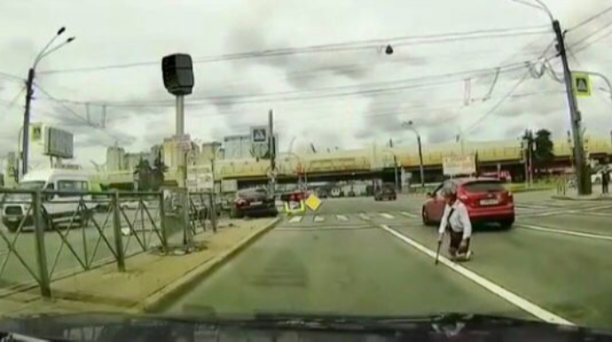 Piyadanı görməmək sürücüyə baha başa gəldi  - VİDEO