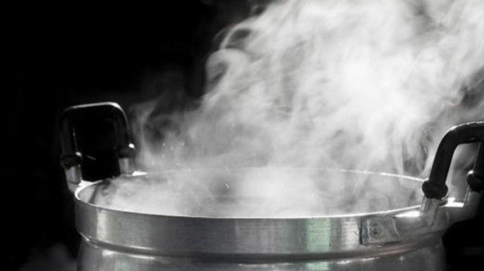 Balakəndə iki yaşlı uşaq qaynar suda yanıb