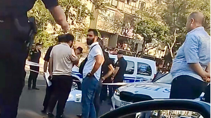 Yasamalda telefonla danışaraq yolu keçən qadını maşın vurub öldürdü - VİDEO