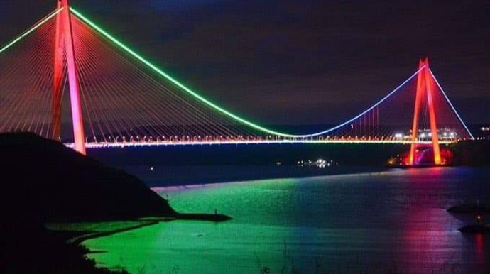 İstanbulda 3 körpü Azərbaycan Bayrağının rənglərinə boyandı - FOTO 