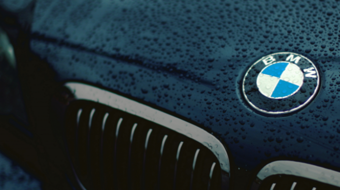 "BMW" yüzminlərlə avtomobilini geri çağırır 