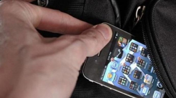 Avtobusda sürücünün telefonunu götürüb qaçan sərnişin saxlanıldı 