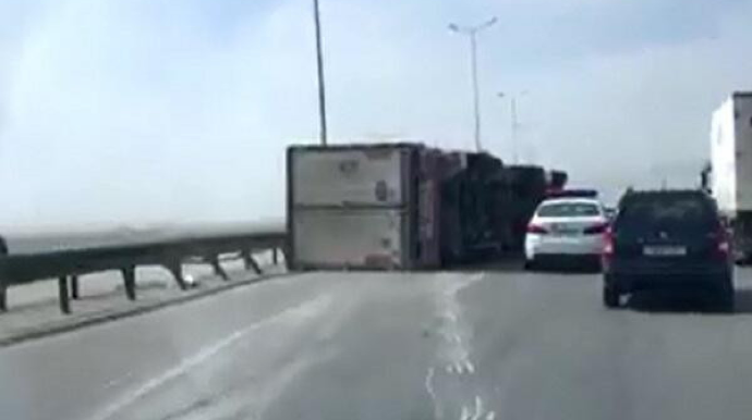 Bakıda külək “TIR”ı aşırıb , sürücüsünün qolu amputasiya edilib