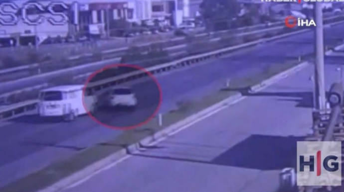 Yol kənarındakı baryerlərə çırpılan avtomobil ağır qəza törətdi – ANBAAN VİDEO