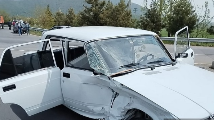 Oğuzda iki avtomobil toqquşub, nənə və körpə nəvəsi xəsarət alıblar 