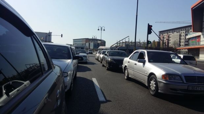 Bakının bəzi yollarında tıxac yaranıb - FOTO