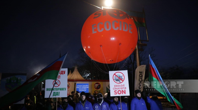 Xankəndi-Laçın yolundakı etirazçılar ekologiyanı qorumağa çağıran hava şarı qaldırıblar  - FOTO