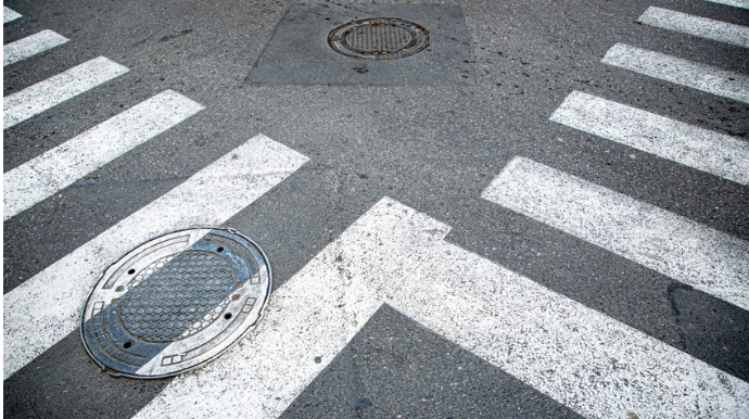 Sumqayıtda iki maşın toqquşdu: yolu keçən piyada öldü 