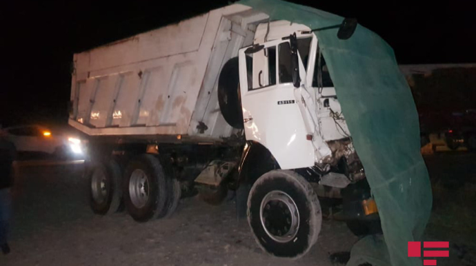 Ucardakı qəzada yerə dağılan yük Bakı istiqamətində yolun bağlanmasına səbəb olub  - FOTO
