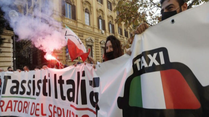 Romada taksi sürücüləri etiraz aksiyası keçirib - VİDEO 