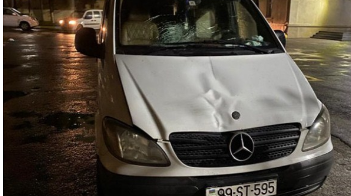 Bakıda mikroavtobus piyadanı vurdu - FOTO 
