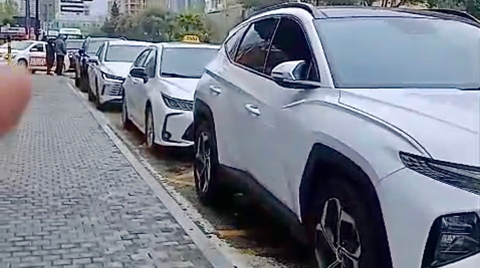 Plazanın qarşısında eyni mənzərə:  Səfirlik avtomobilləri dayanacağı zəbt edib  - VİDEO