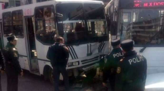 Bakıda avtobus piyadaları vurub, digər avtomobilin üstünə ATDI 